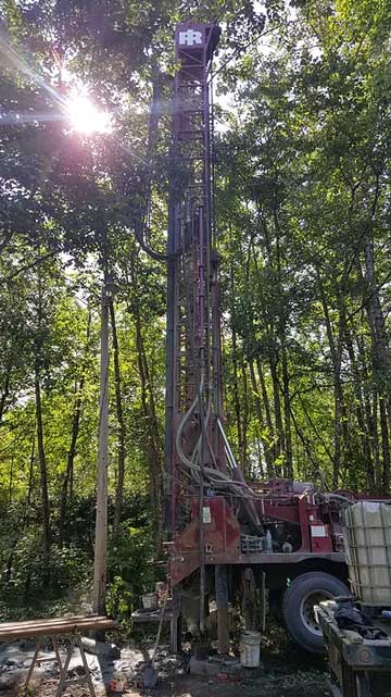 Cascadian-Drilling-rig-in-operation-in-the-woods